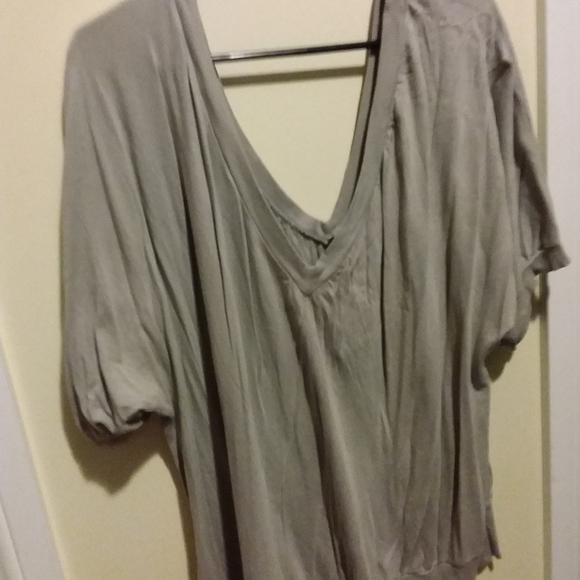 Ladies top - Picture 1 of 2